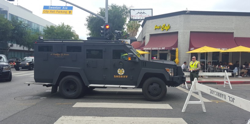Homme armé à la Gay Pride de Los Angeles