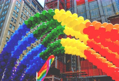 Les célébrations de la fierté en Europe marquent le cinquantième anniversaire du soulèvement de Stonewall