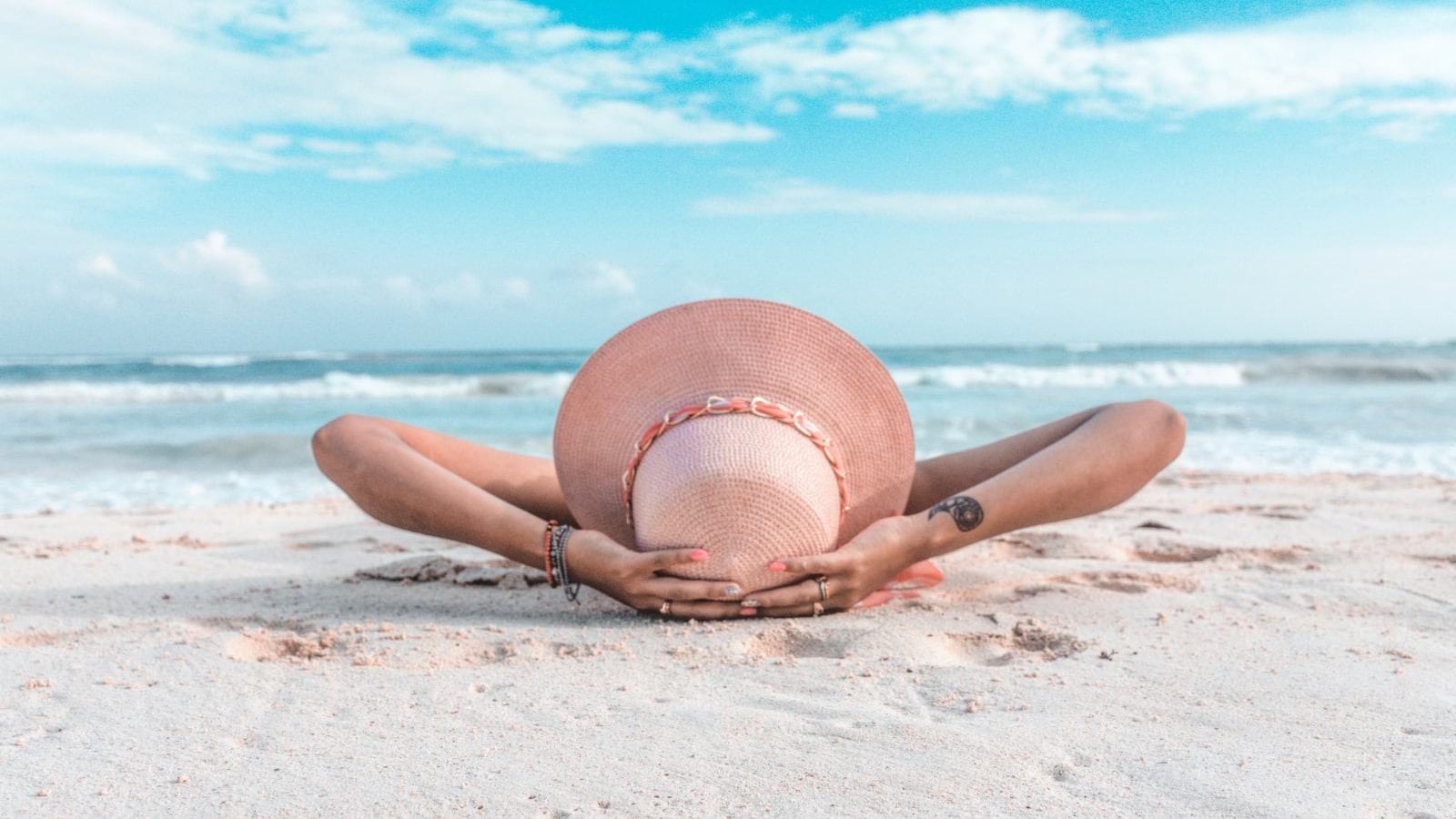 Playa del Carmen Girl Pink Hat se prélasser sur la plage