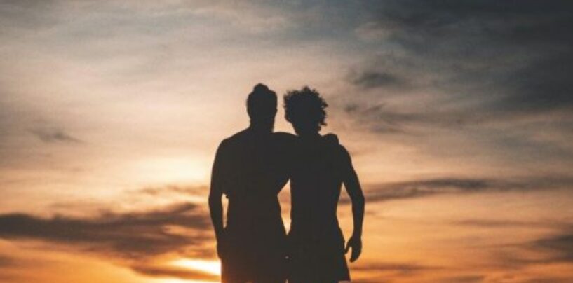 Conseils aux personnes LGBTQ utilisant des applications de rencontres en voyage