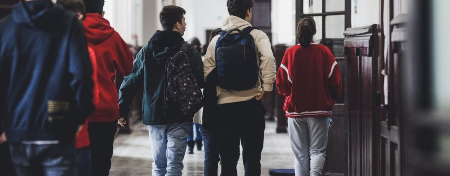 Les jeunes trans et non binaires de Californie expliquent pourquoi les sorties forcées sont dangereuses