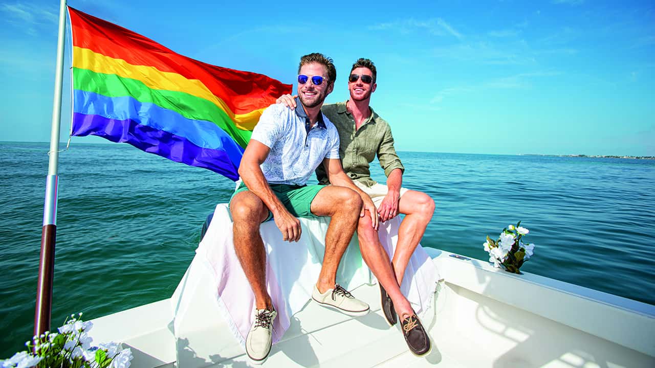 Couple gay naviguant à Key West
