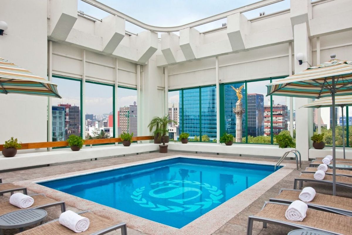 Hôtel Gay Friendly Sheraton Mexico.  Piscine avec ville en arrière-plan.