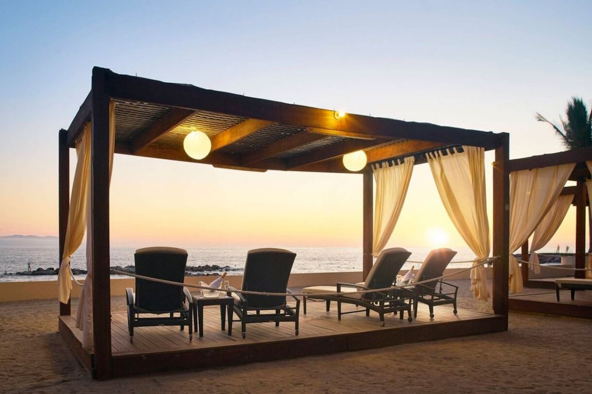 Chaises de plage et pergola sur la plage.