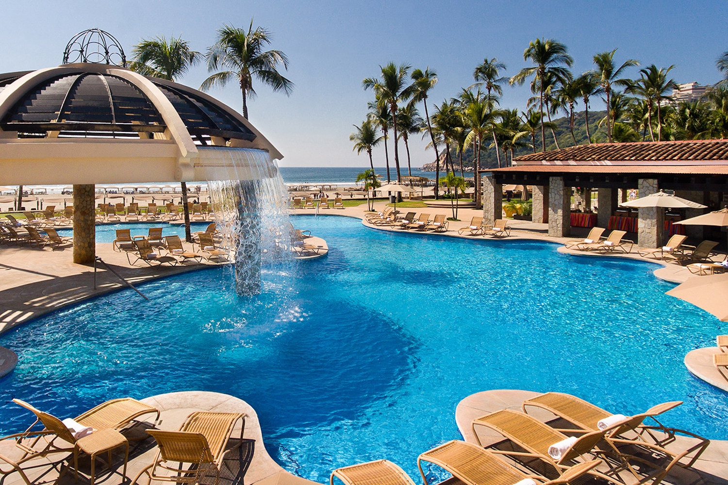 Gay Acapulco, Mexique.  Cascade dans la piscine de Pierre Mundo Imperial.