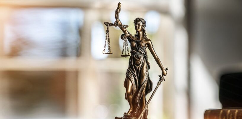 La représentante de l’État du Montana, Zooey Zephyr, se dit « reconnaissante » après que le juge ait bloqué l’interdiction des soins trans