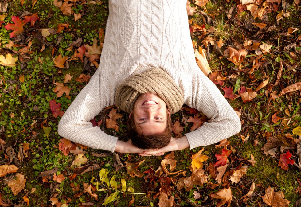 homme allongé dans les feuilles