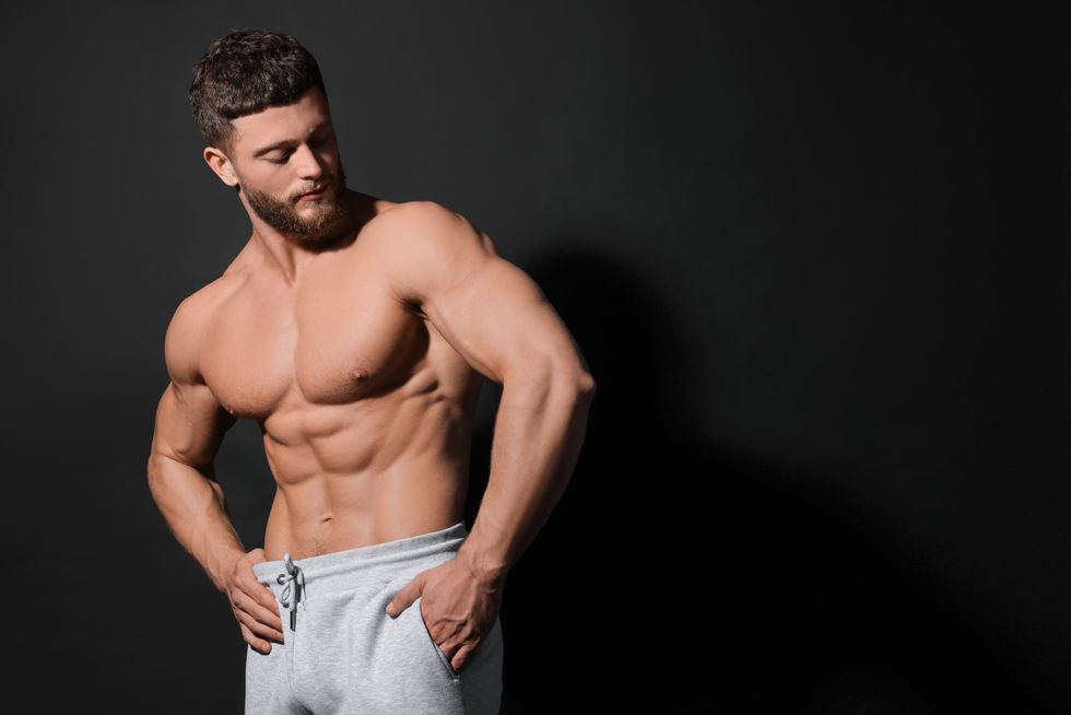 homme torse nu en pantalon de survêtement