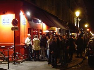 Scène gay de nuit à Paris