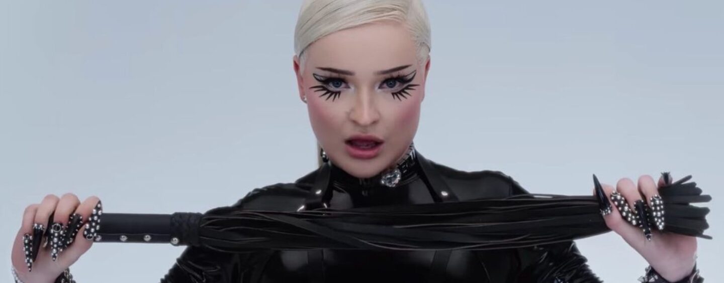 Kim Petras tue dans une drag démoniaque alors que le « Bi Dom Top » s’appelle Hans