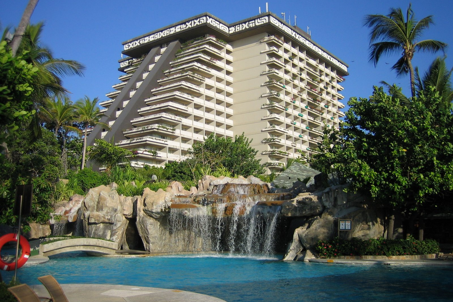 Gay Acapulco, Mexique.  Photo de l’extérieur de l’hôtel Princess Mundo Imperial.