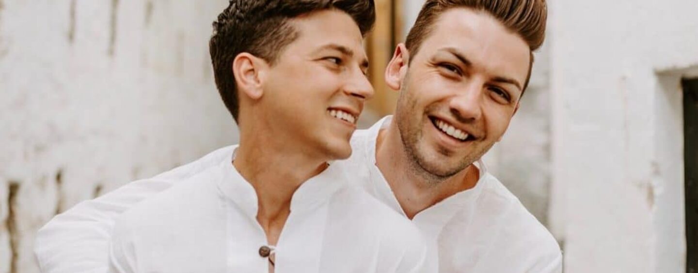 Michael et Matt voyagent à travers le monde en tant que maris homosexuels