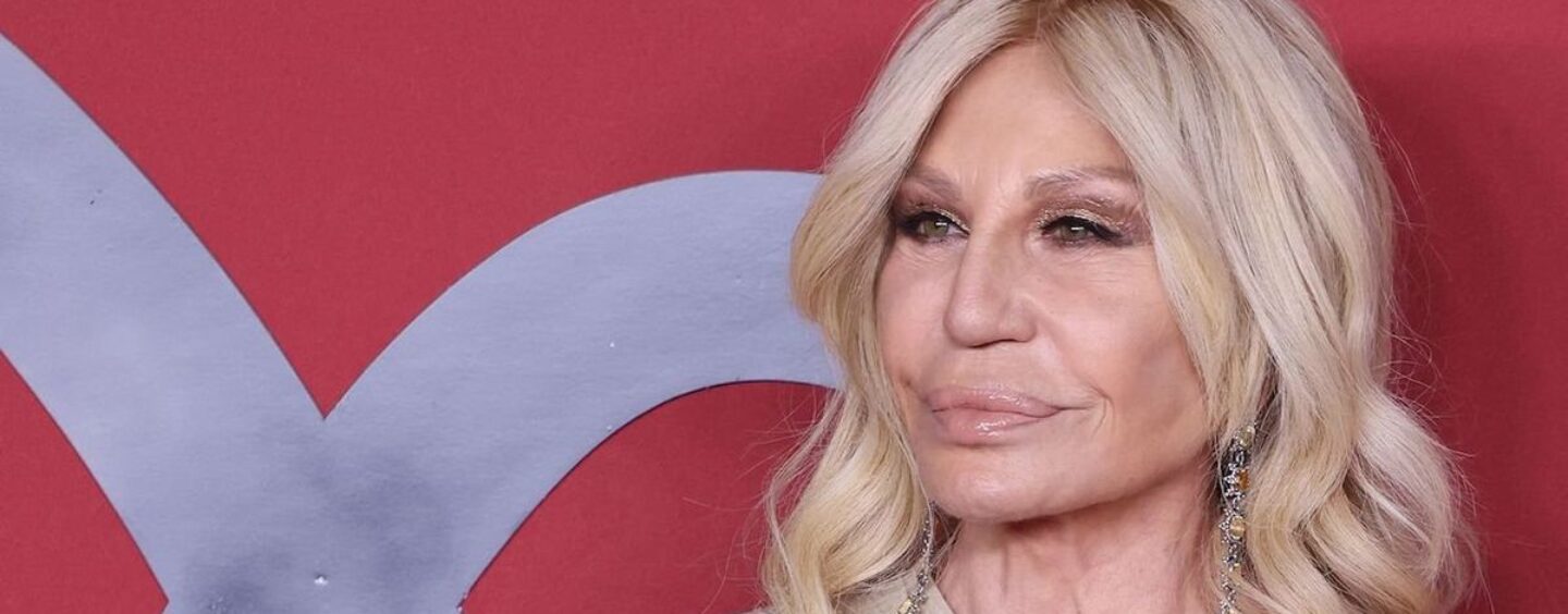 Donatella Versace dénonce la vague de politiques anti-LGBTQ+ du gouvernement italien