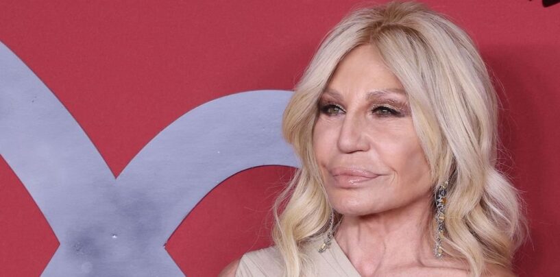 Donatella Versace dénonce la vague de politiques anti-LGBTQ+ du gouvernement italien
