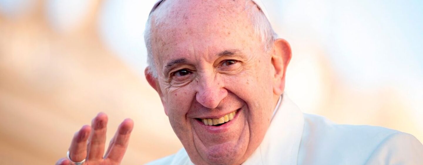 La position du pape François sur les personnes LGBTQ+ contestée par un groupe de cinq cardinaux