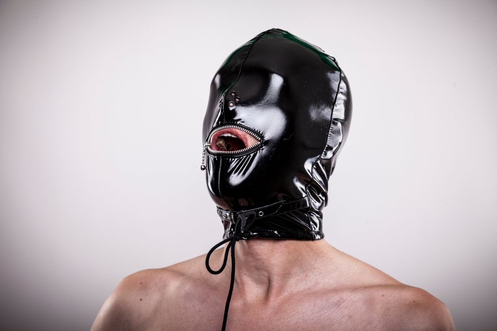 homme avec un masque en cuir