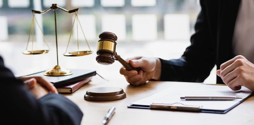 Fournir des soins d’affirmation de genre aux jeunes est désormais un crime après que la loi sur les règles du juge puisse entrer en vigueur