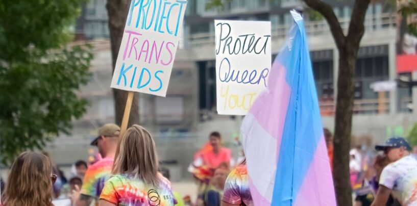 L’interdiction des soins d’affirmation de genre en Caroline du Nord pour les jeunes transgenres fait face à une contestation juridique