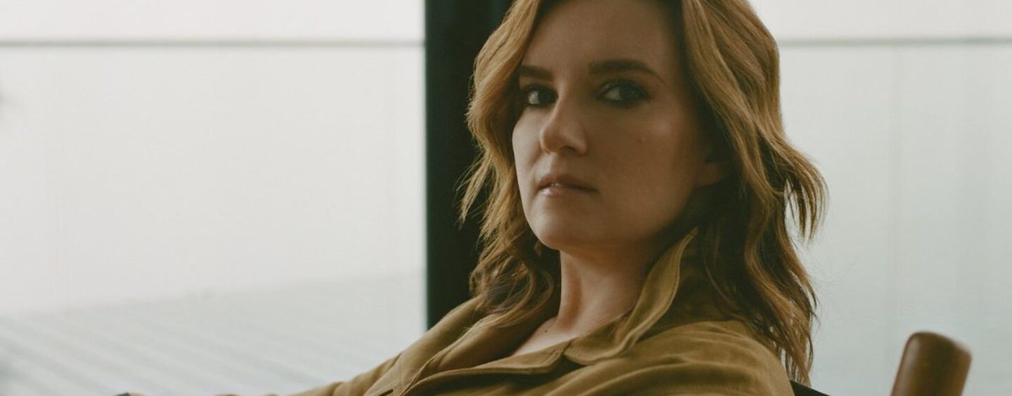 Brandy Clark récupère son pouvoir dans la vidéo « Dear Insecurity »