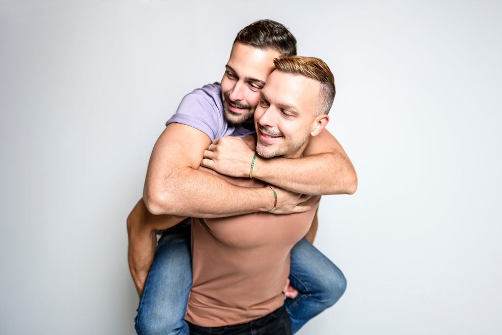 deux hommes se faisant des câlins