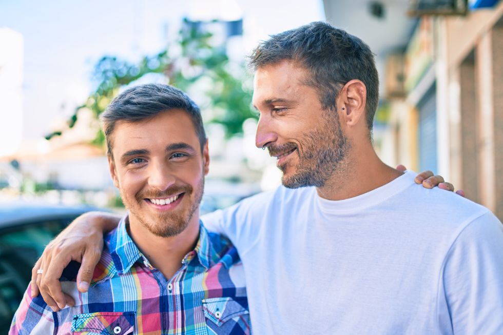 deux hommes souriant ensemble