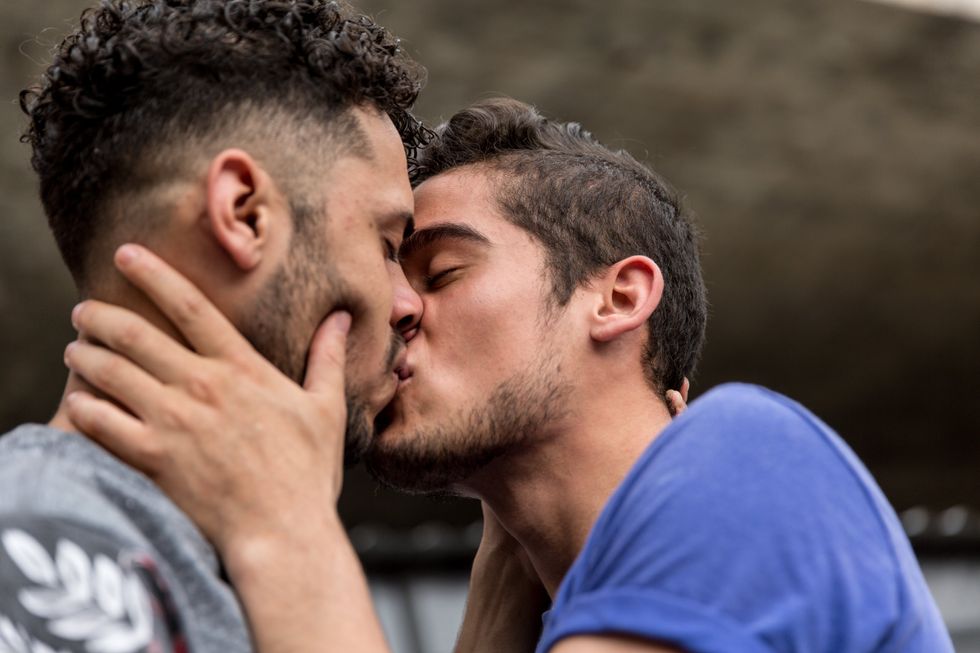 deux hommes s'embrassant