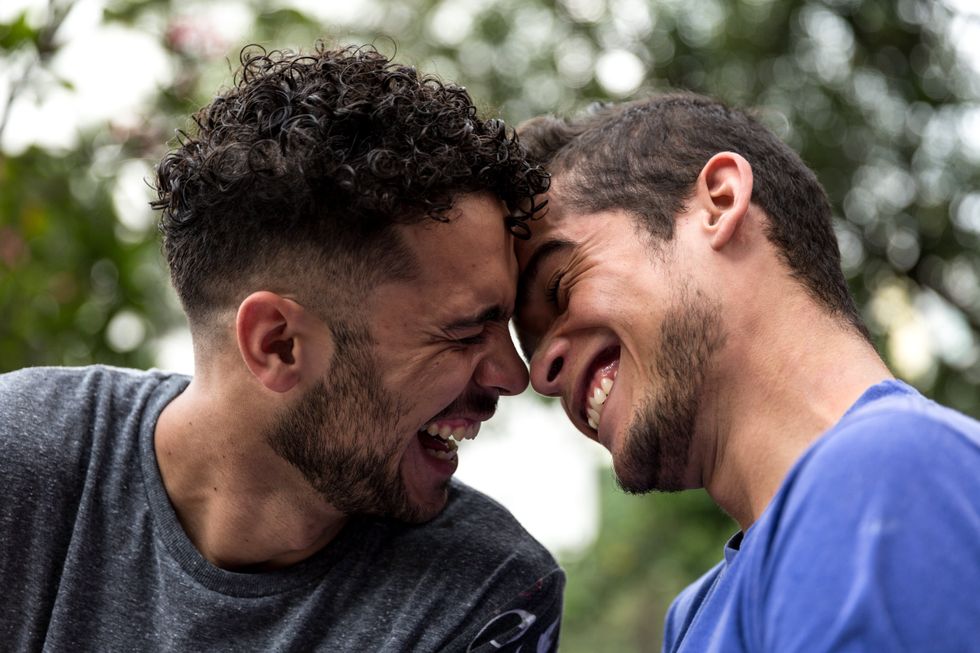 deux hommes souriant ensemble