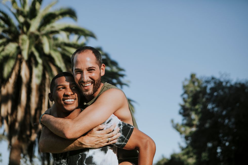 homme donnant un ferroutage à un autre homme