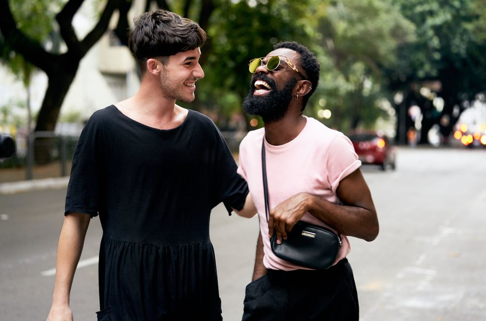 deux hommes marchant et riant