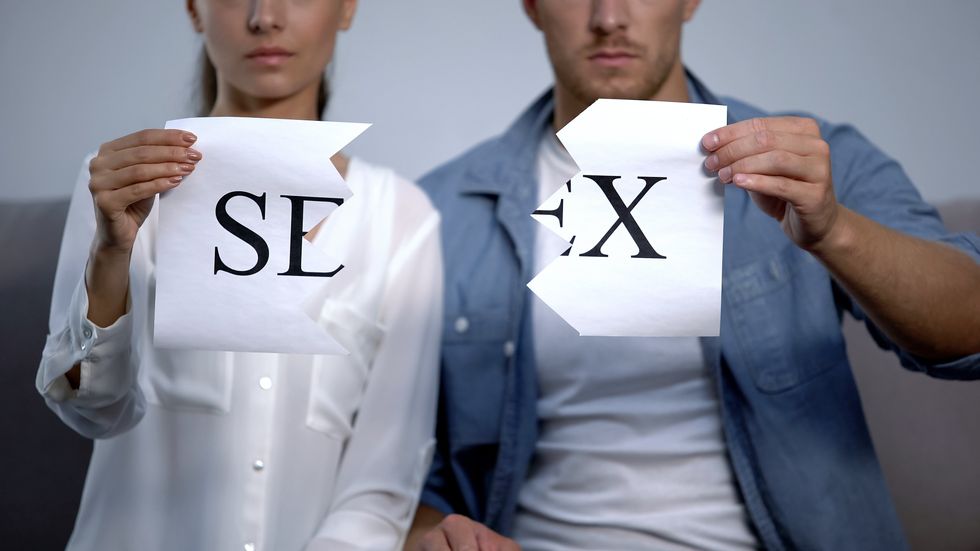 couple déchirant un signe sexuel