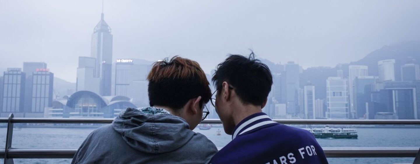 La Cour d’appel de Hong Kong déclare que l’autorité du logement ne peut pas faire de discrimination à l’égard de certains couples de même sexe