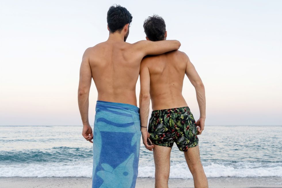 deux hommes regardant l'océan