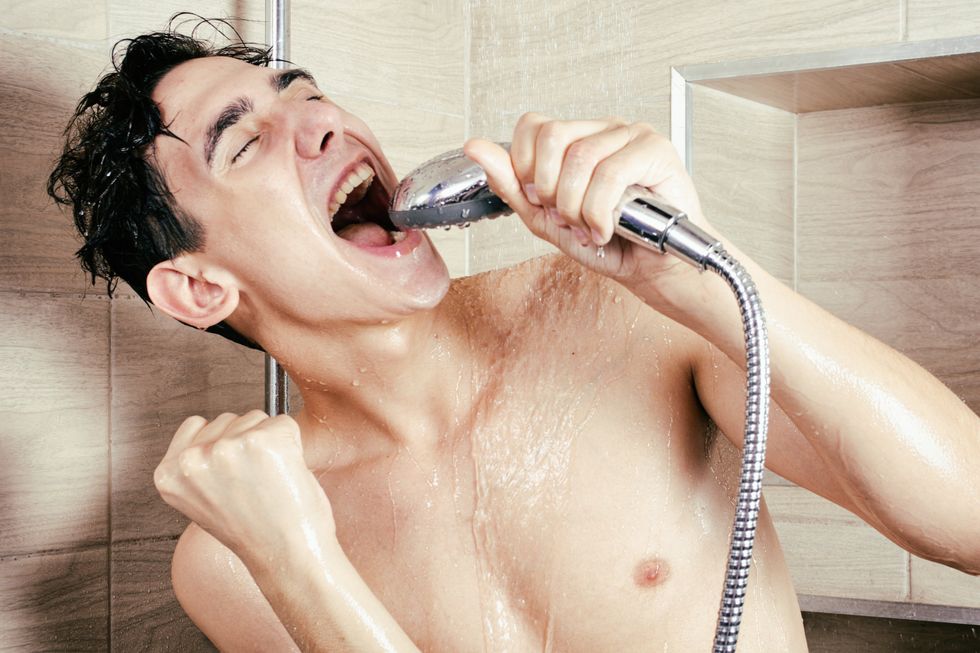 homme se doucher