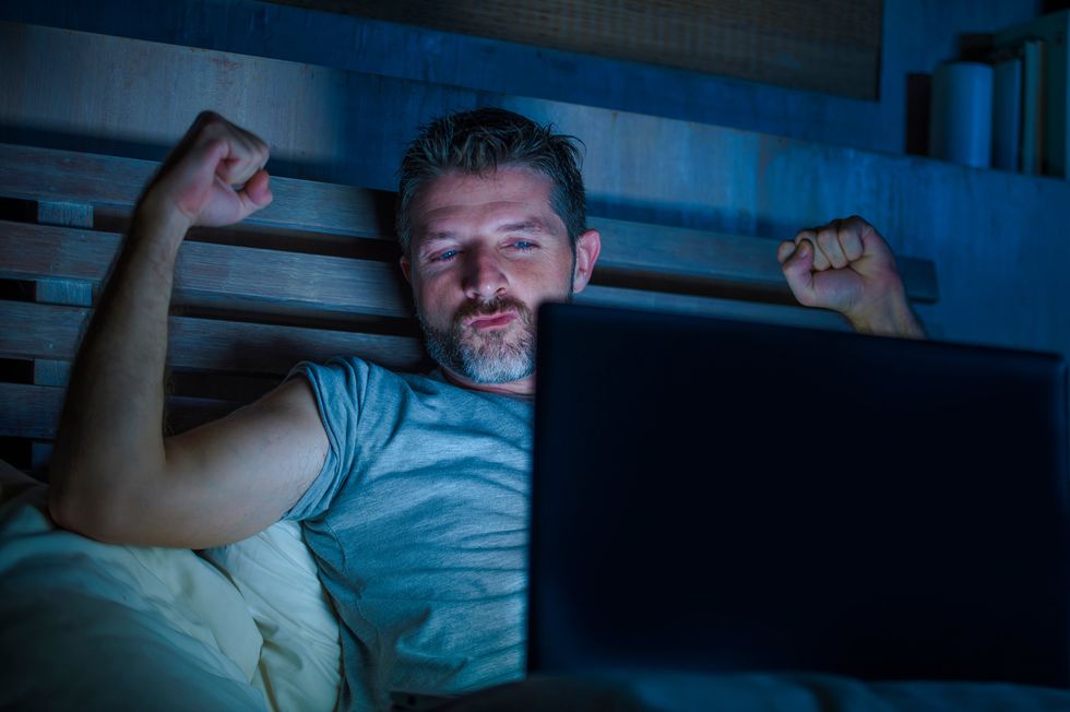 mec qui regarde du porno