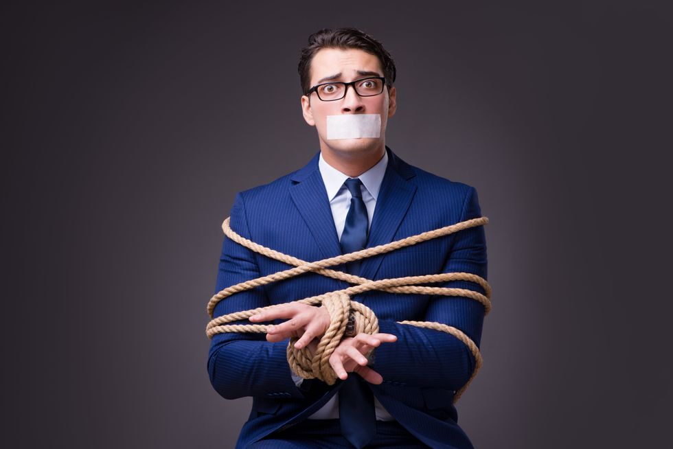 homme ligoté et bâillonné
