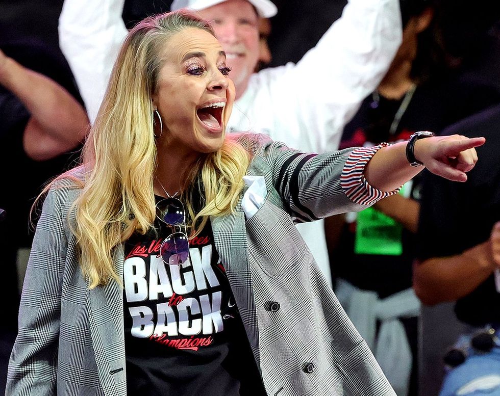 Becky Hammon, entraîneur-chef de l'équipe Queer, vainqueur du championnat WNBA des Las Vegas Aces