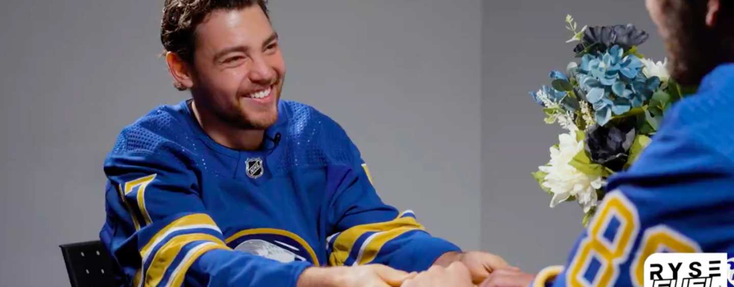 Tyson Jost et Alex Tuch, coéquipiers professionnels du hockey, participent à un « speed date »