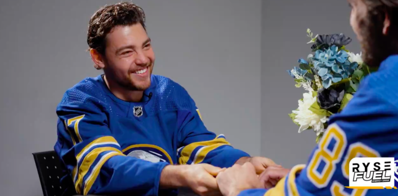 Tyson Jost et Alex Tuch, coéquipiers professionnels du hockey, participent à un « speed date »