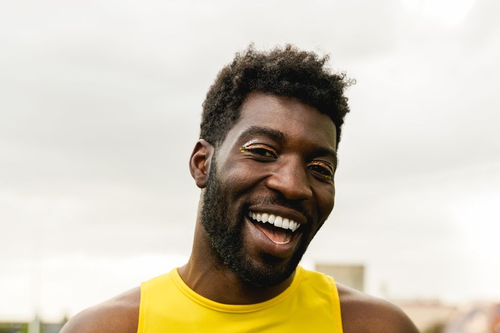 homme queer noir souriant