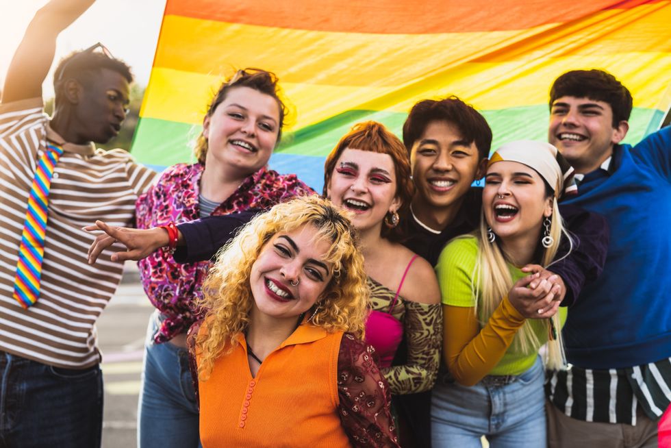 groupe de personnes queer souriant