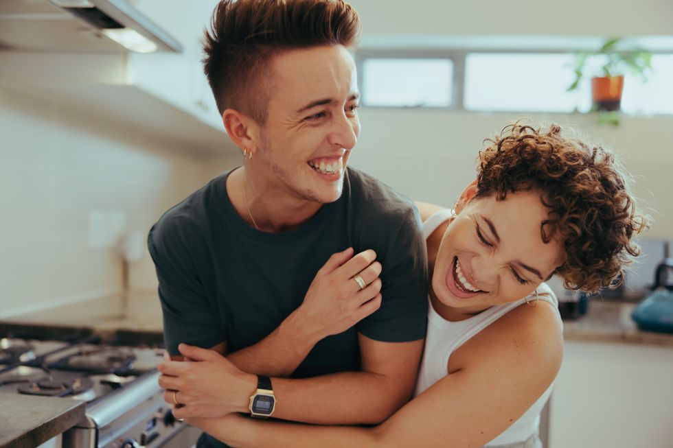 couple queer riant dans la cuisine