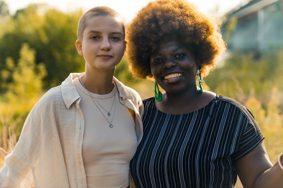 femmes homosexuelles posant ensemble