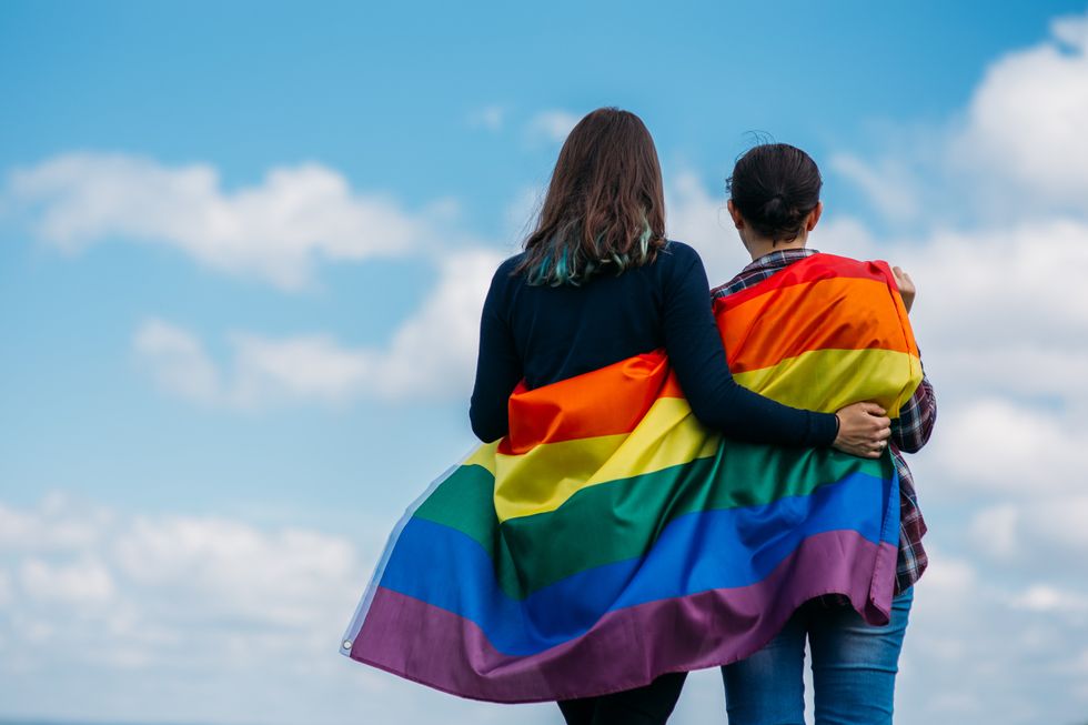 drapeau de la fierté avec deux personnes détournant les yeux