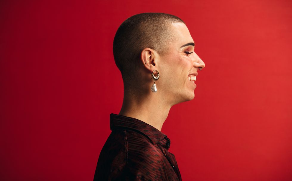 personne queer non binaire souriante