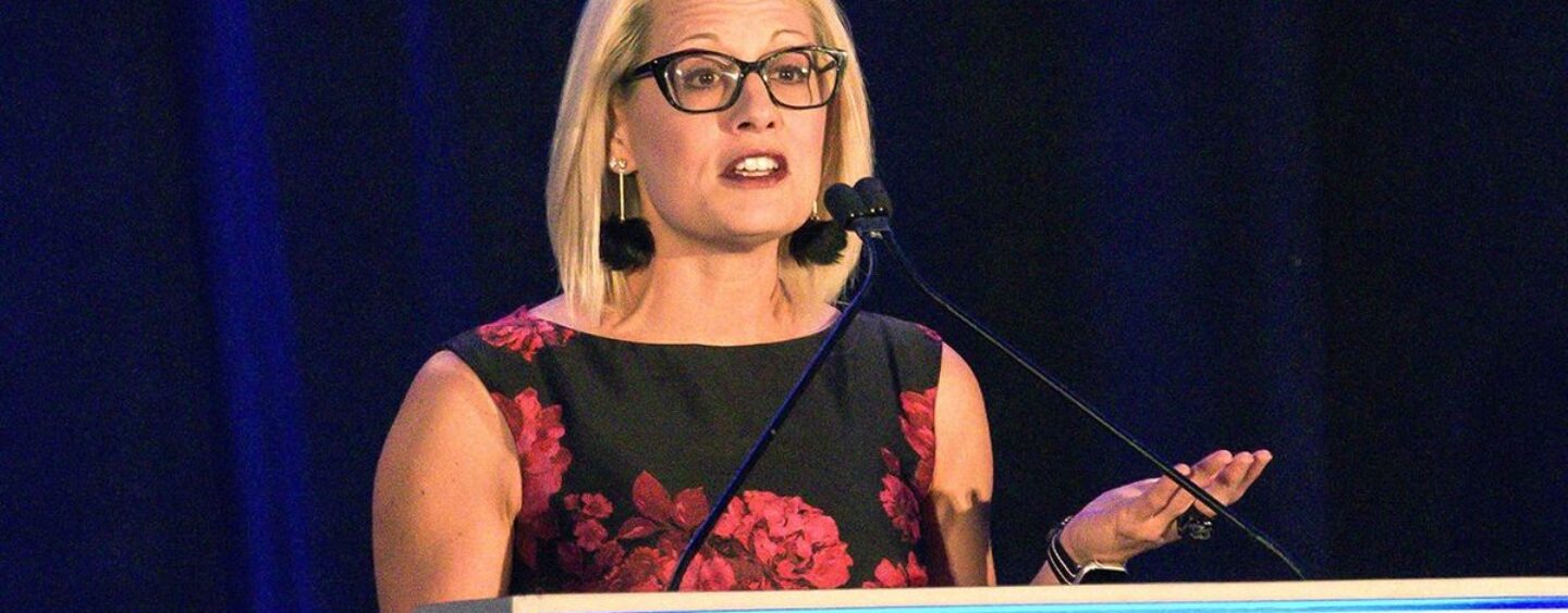 Kyrsten Sinema n’est pas perturbée par les perspectives de réélection, « peut tout faire », selon un nouveau livre