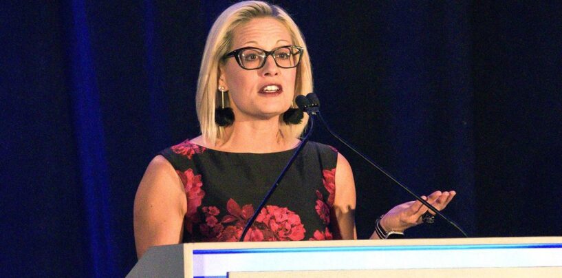Kyrsten Sinema n’est pas perturbée par les perspectives de réélection, « peut tout faire », selon un nouveau livre
