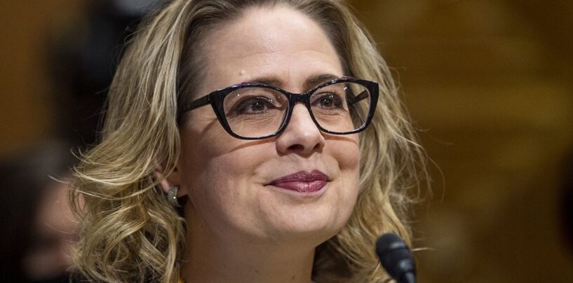 Le syndrome du personnage principal de Kyrsten Sinema devient tellement embarrassant