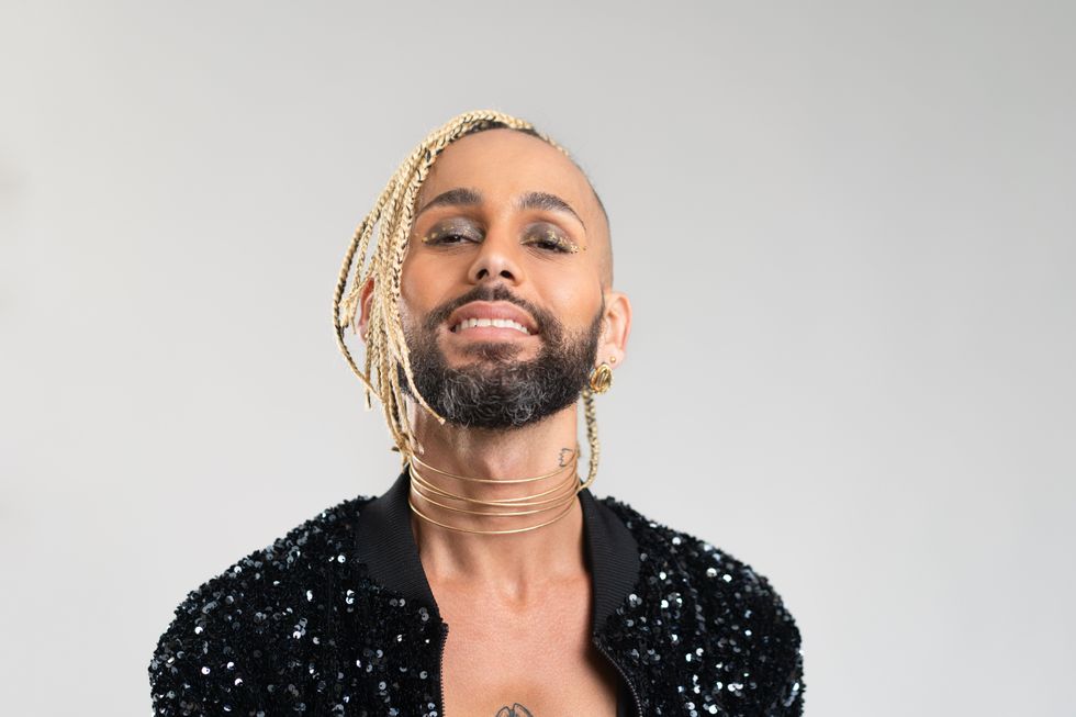 homme gay à l'aise