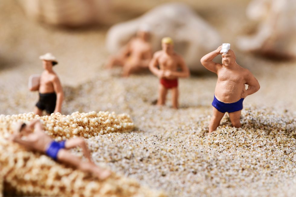 poupées hommes sur la plage
