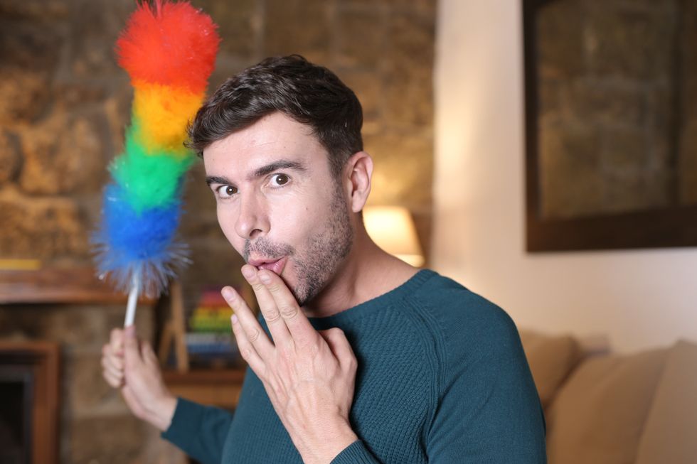 homme avec un plumeau de fierté